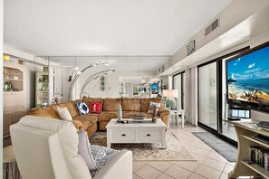 TV - 2 BR Condo w/ Sunrise and Sunset Views (Ocean City)