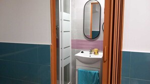 SĂšche-cheveux, serviettes fournies, savon, papier toilette