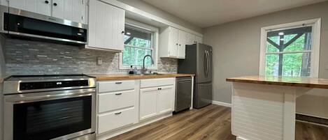 雪櫃、微波爐、焗爐、爐具