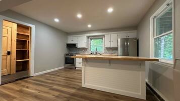 Een koelkast, een microgolfoven, een oven, een kookplaat