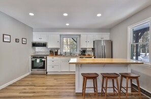 Een koelkast, een microgolfoven, een oven, een kookplaat