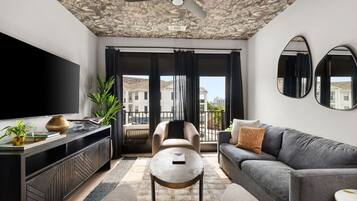 Een televisie, een open haard en boeken