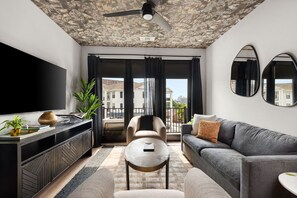 Televisión, chimenea y libros 