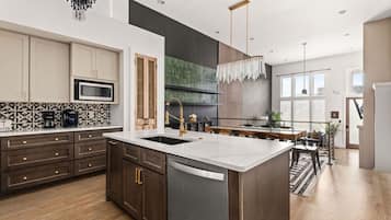 冰箱、微波炉、烤箱、炉灶