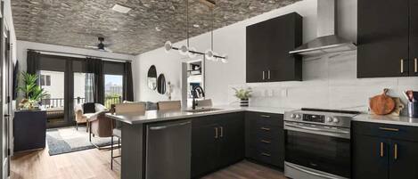 Réfrigérateur, micro-ondes, four, plaque de cuisson