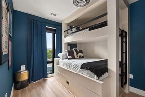 6 bedrooms, desk, iron/ironing board, travel cot