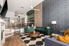 Televisión, chimenea y libros 