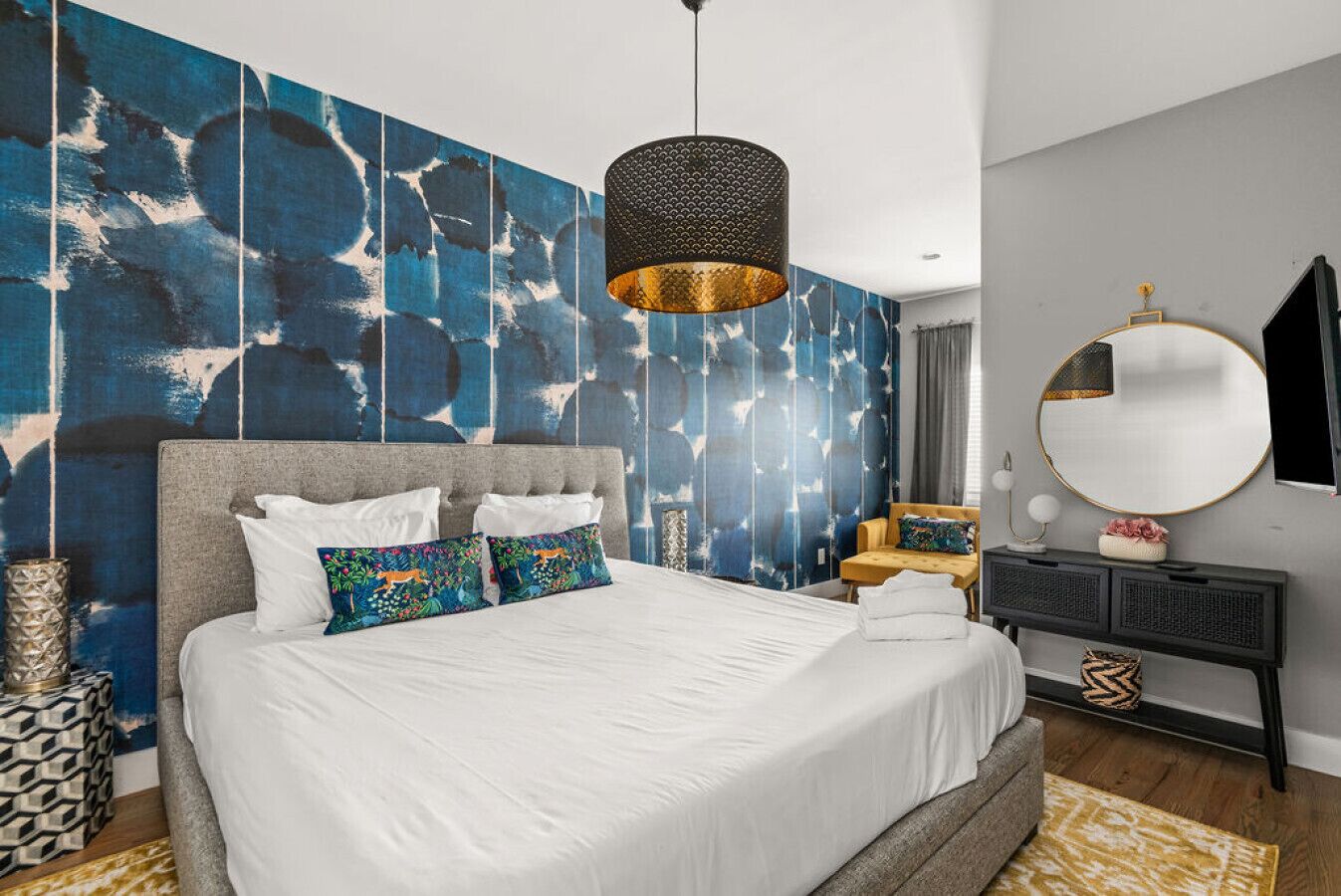 Escritorio, tabla de planchar con plancha, cuna de viaje y wifi 