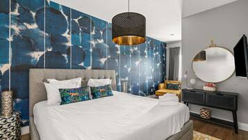 Escritorio, tabla de planchar con plancha, cuna de viaje y wifi