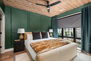 6 bedrooms, desk, iron/ironing board, travel crib