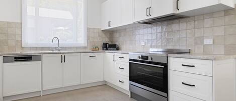 Fridge, microwave, stovetop, dishwasher