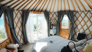 Una habitación acogedora con una cama, un escritorio y vistas al exterior.
