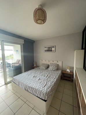 Fer et planche à repasser, Wi-Fi gratuit, draps fournis