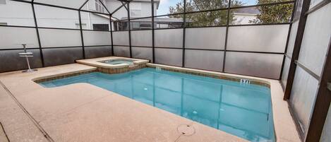 Una piscina techada, una piscina climatizada