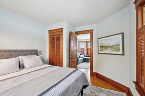 4 bedrooms, iron/ironing board, WiFi, bed sheets - Charming, Historic Farmhouse near Madison (Waterloo)