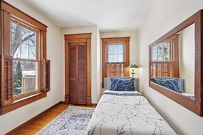 4 عدّة غرف نوم ومكواة/لوح كي وواي فاي وملاءات أسرّة