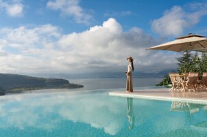 室外游泳池，池畔遮阳伞