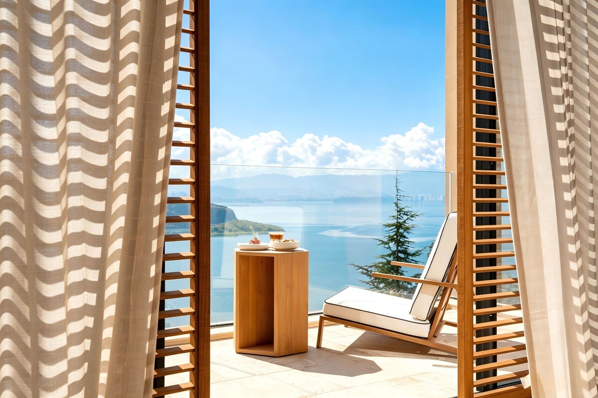 Suite familiale, patio, vue sur la mer | Minibar, bureau, espace de travail pour ordinateurs portables