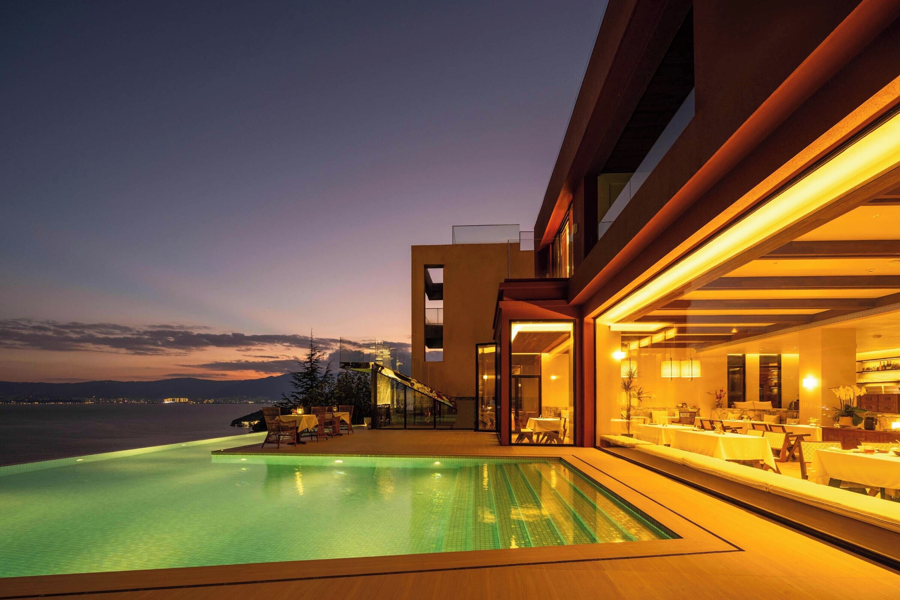 Piscine extérieure, parasols de plage