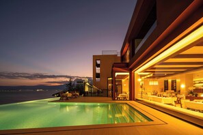 Piscine extérieure, parasols de plage