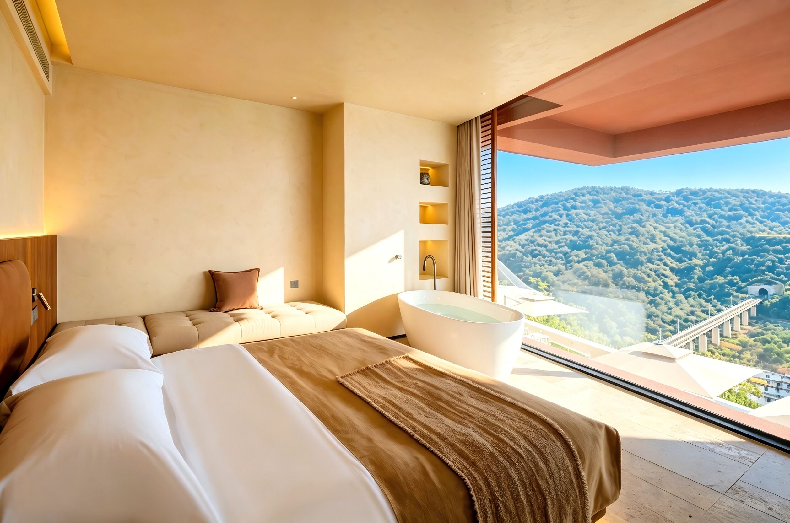Habitación de hotel moderna con una cama grande, una bañera y vistas a un paisaje montañoso.