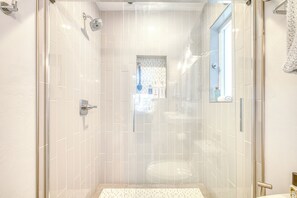 Shower, hair dryer, towels - 🏖️Yupon Poolside Paradise / Walk to Flagler / Pool and Hot Tub 🌊 (New Smyrna Beach)
