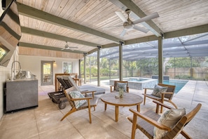 Terrace/patio - 🏖️Yupon Poolside Paradise / Walk to Flagler / Pool and Hot Tub 🌊 (New Smyrna Beach)