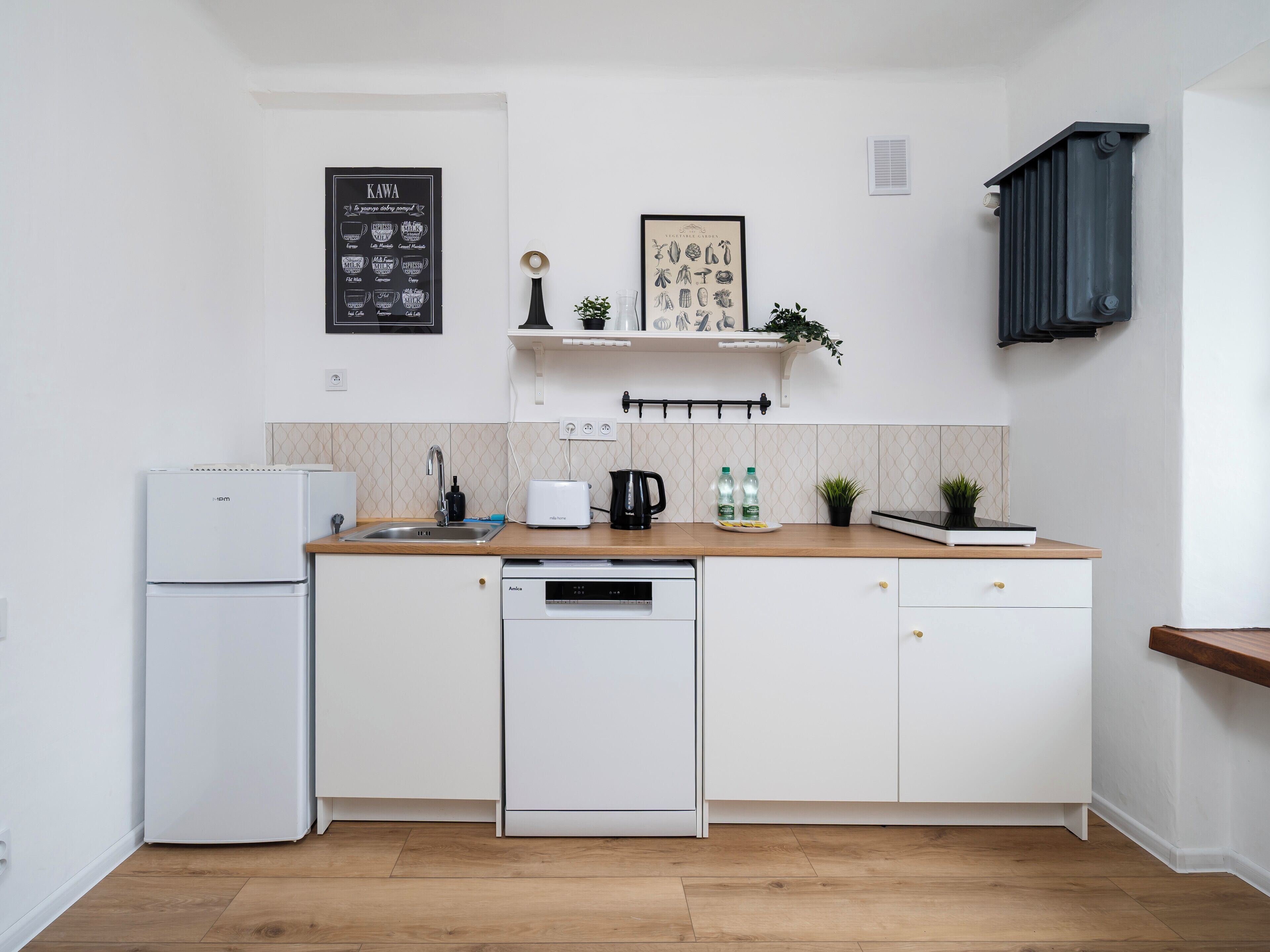 Réfrigérateur, plaque de cuisson, grille-pain