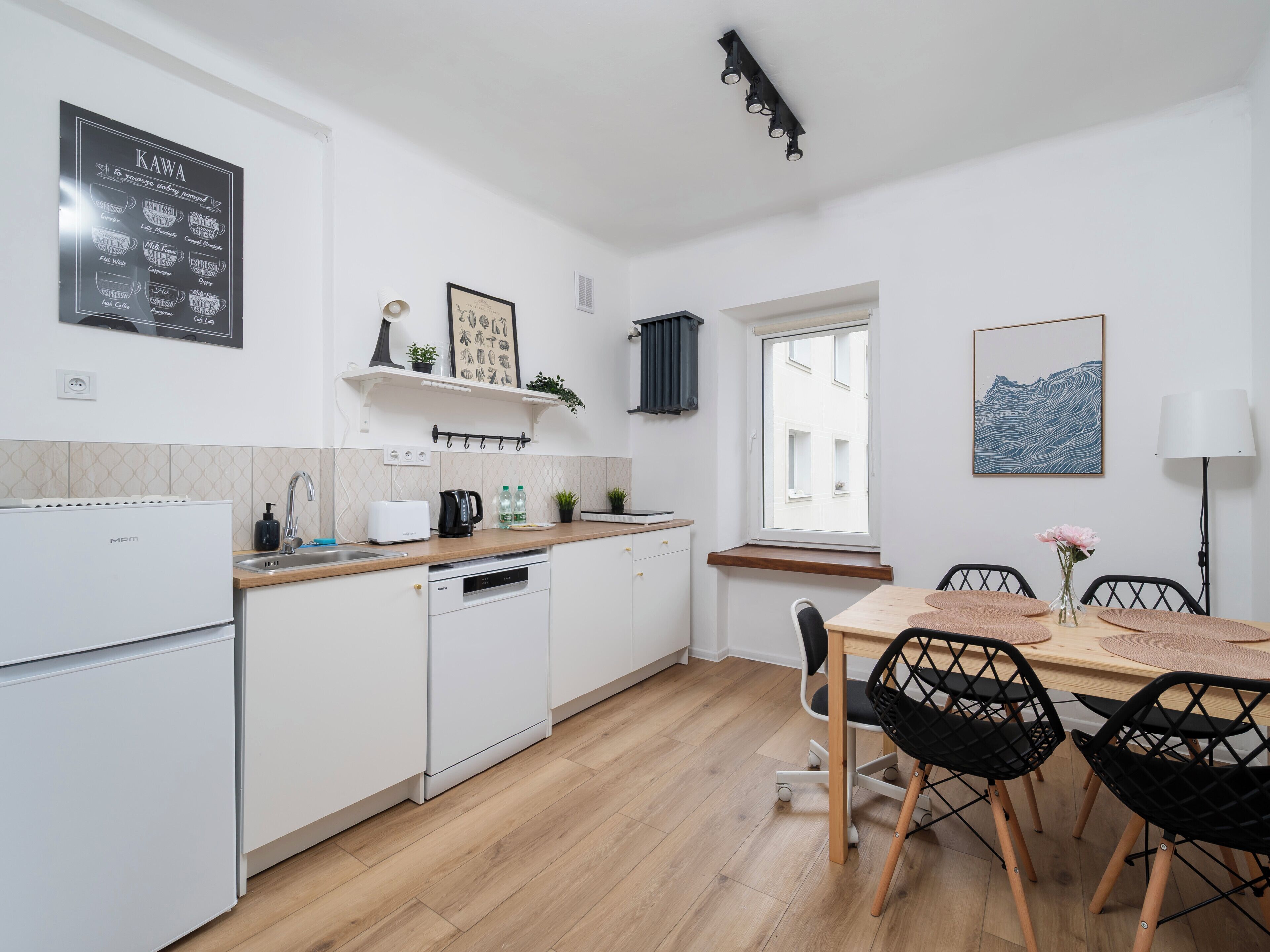 Réfrigérateur, plaque de cuisson, grille-pain