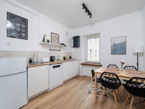 Réfrigérateur, plaque de cuisson, grille-pain