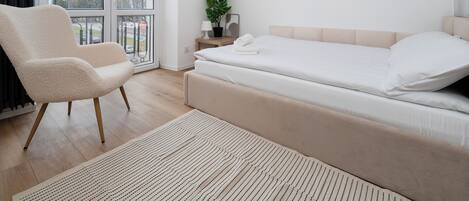 Een strijkplank/strijkijzer, wifi, beddengoed