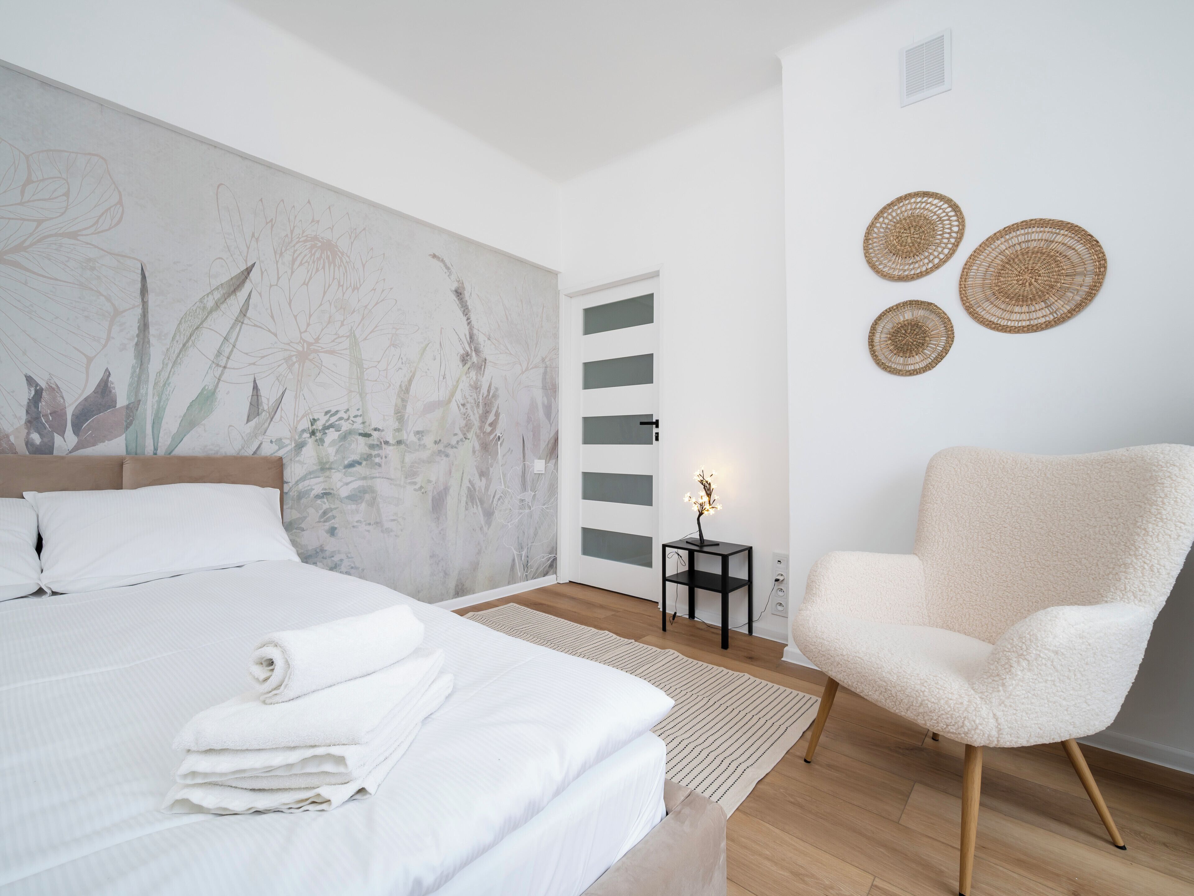 Tabla de planchar con plancha, wifi y ropa de cama 