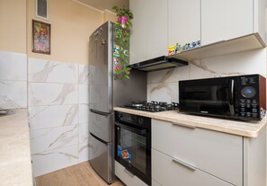 Fridge, microwave, oven, stovetop - Żuromińska Comfort Studio (Warszawa)