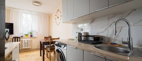 Kjøleskap, mikrobølgeovn, ovn og kokeplater