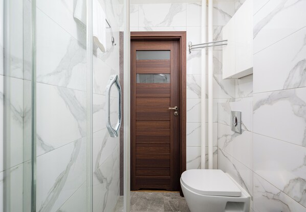 Shower, hair dryer, towels - Żuromińska Comfort Studio (Warszawa)