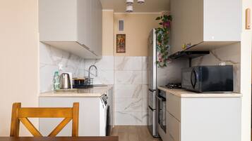 Geladeira, micro-ondas, fogão, cooktop