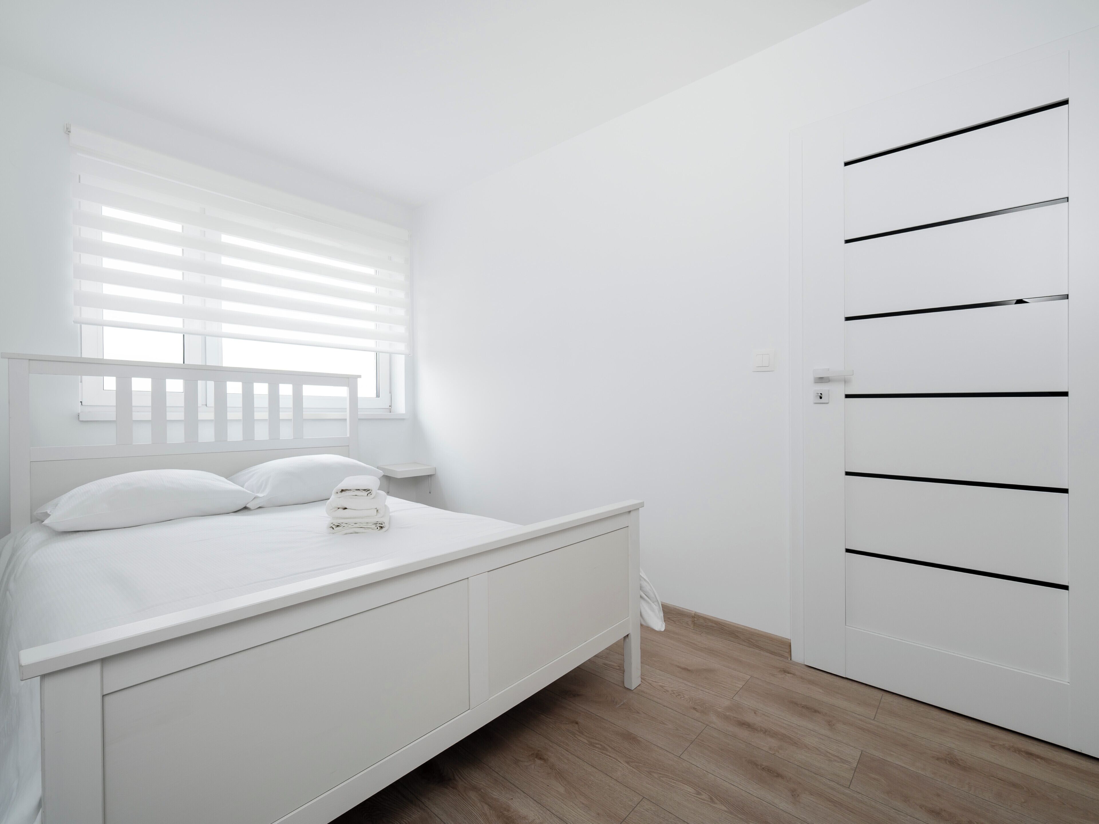 Iron/ironing board, bed sheets