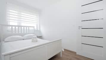 Tabla de planchar con plancha y ropa de cama