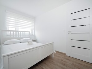 Tabla de planchar con plancha y ropa de cama