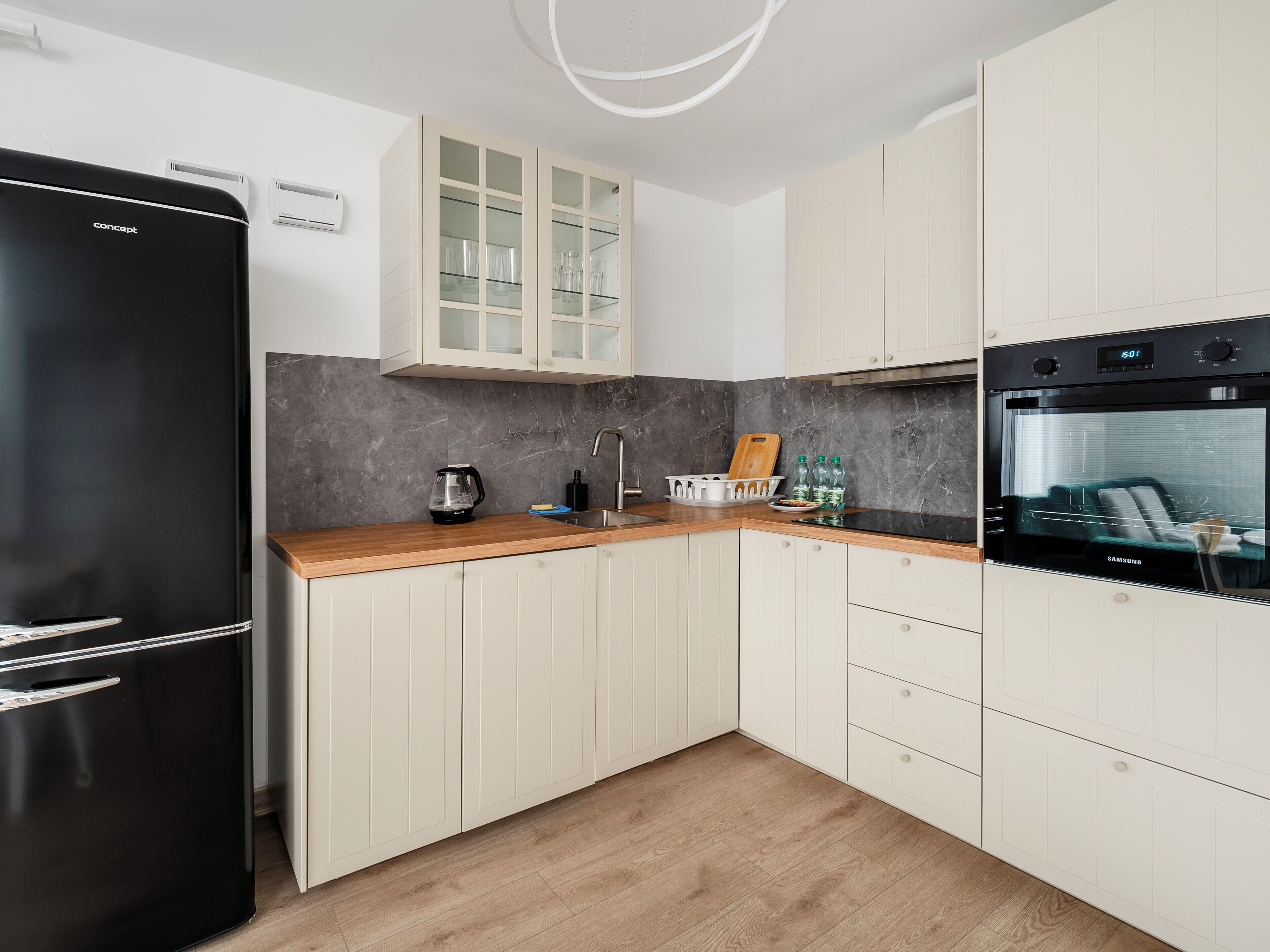 Kjøleskap, ovn, kokeplater og oppvaskmaskin