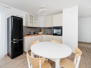 Kjøleskap, ovn, kokeplater og oppvaskmaskin