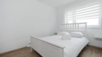 Planxa i posts de planxar i roba de llit