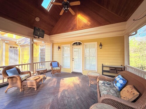 Relaxing 5BR Raleigh Stay Massage Chair, Fireplace, Patio & Garage