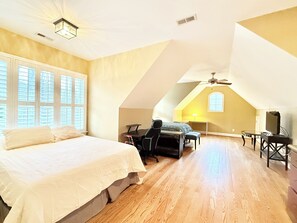 5 bedrooms, iron/ironing board, WiFi, bed sheets - Relaxing 5BR Raleigh Stay Massage Chair, Fireplace, Patio & Garage (Raleigh)