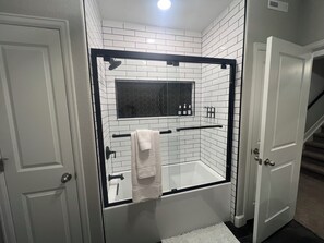 Een douche, een haardroger, handdoeken, zeep