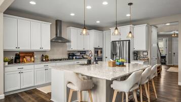 Refrigerador, microondas, horno y parrilla de estufa