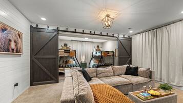 6 habitaciones, tabla de planchar con plancha y cuna de viaje