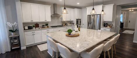 Køleskab, mikrobølgeovn, ovn, kogeplade