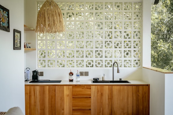 ลักซ์ชัวรี่วิลล่า, 3 ห้องนอน, วิวสระว่ายน้ำ | บริเวณนั่งเล่น | สมาร์ททีวี 65 นิ้ว พร้อมช่องเคเบิล