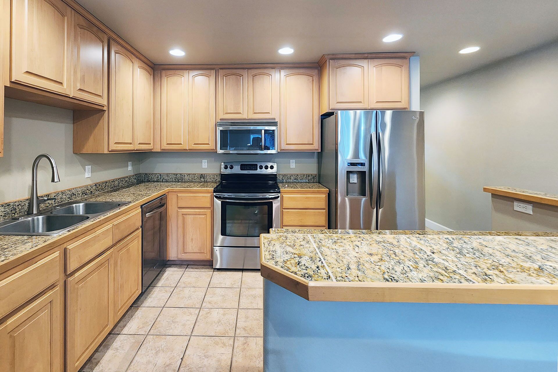 Refrigerador, microondas, horno y parrilla de estufa 